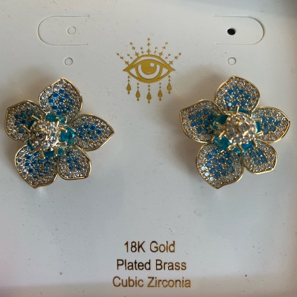 Beautiful, sparkly, sky blue CZ flower earrings.  Summer trend. - Picture 1 of 3
